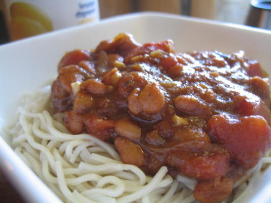 lentilhas com macarrão, cebola e tomate: rishta sírio