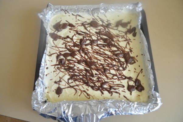 Barras cheesecake não assadas em camadas de chocolate