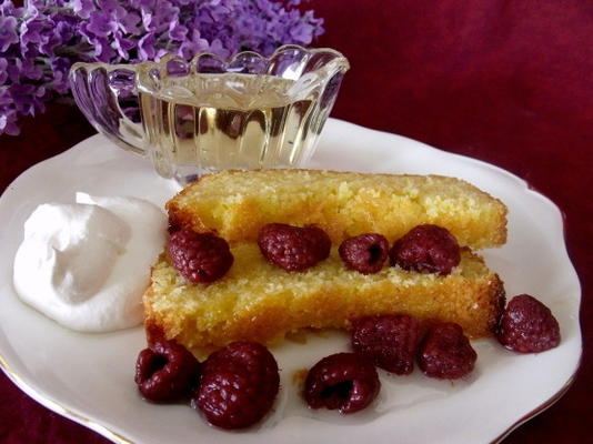 bolo de polenta limão com xarope de alfazema e framboesas