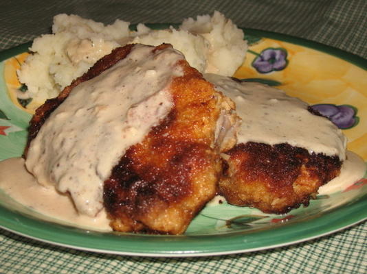 costeletas de porco à milanesa com molho de endro creme azedo