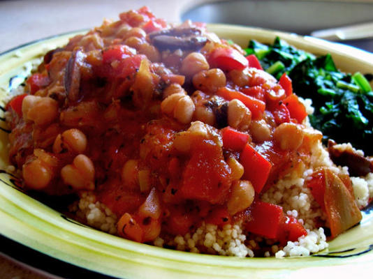 grão de bico marinara sobre cuscuz