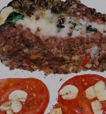pão de carne e batata em camadas italiano com tomates assados