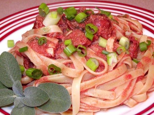 fettuccine com molho de salsicha de tomate cremoso