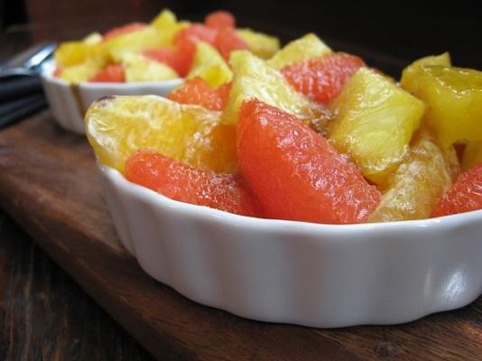 frutas cítricas quentes com açúcar mascavo
