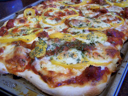 pizza de salsicha de prato fundo caseiro
