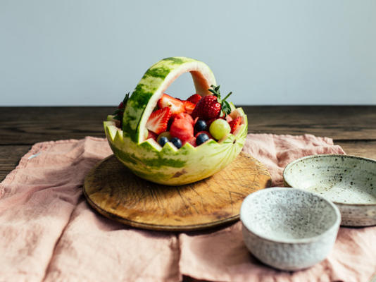 salada de frutas cesta de melancia