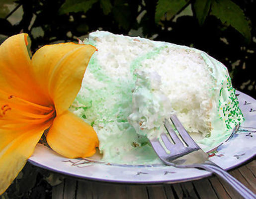 bolo de anjo verde com cobertura de sabor de fruta fofa