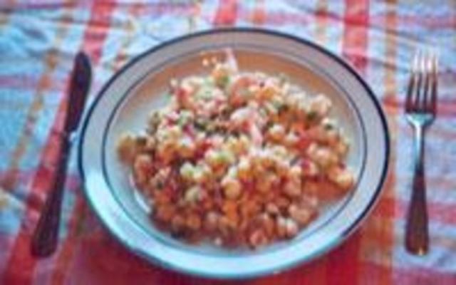 Camarão light e salada de macarrão