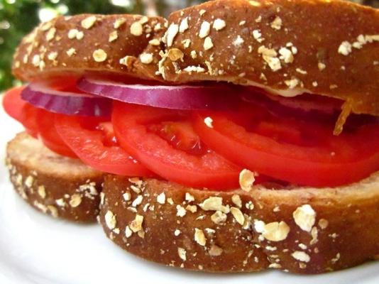 sanduíches quentes de mayo e tomate