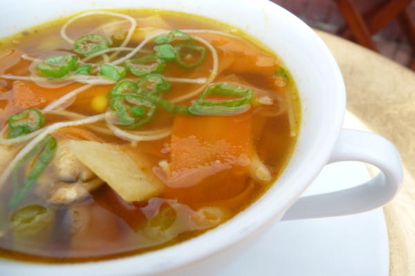 sopa de macarrão de arroz vegetal quente e azedo