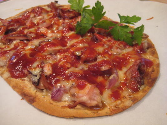 pizza de pão sírio com churrasco de frango, gruyere e cebola caramelizada