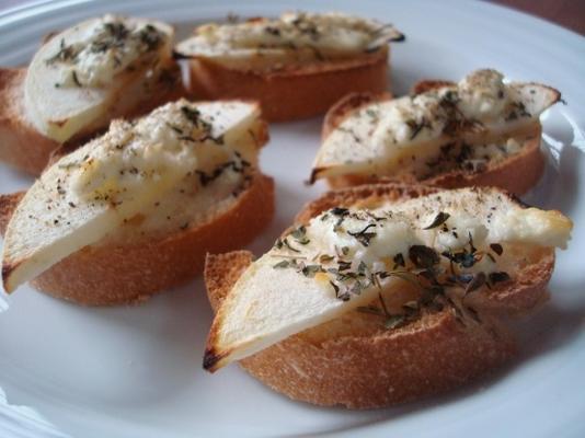 queijo de cabra e maçã torta no aperitivo de pão francês