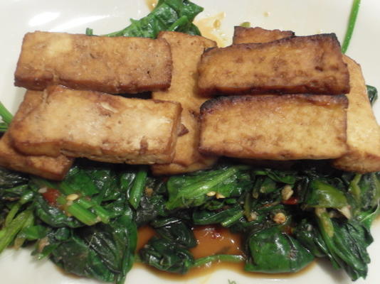 tofu e pilhas de acelga