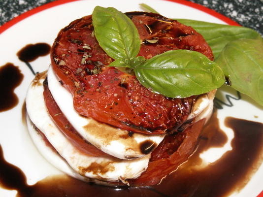 tomate assado e salada de mussarela com redução de balsâmico