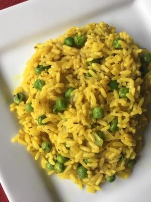 arroz amarelo com ervilhas