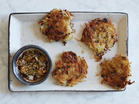 latkes chineses com molho picante