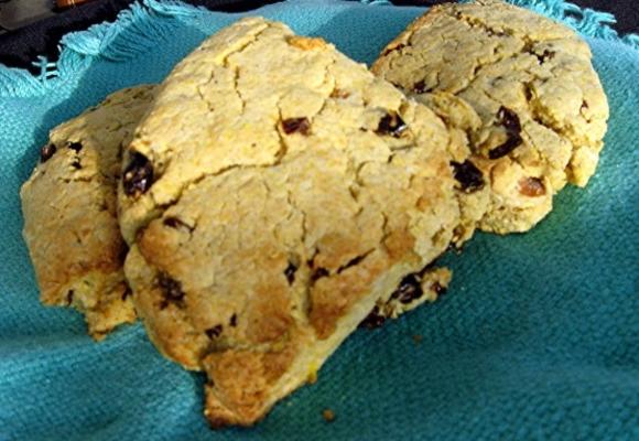 scones de fubá de limão com cerejas secas