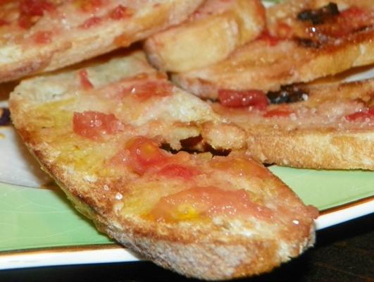 pão grelhado com tomate