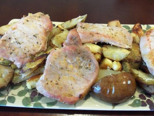 costeletas de porco assadas com batatas e peras
