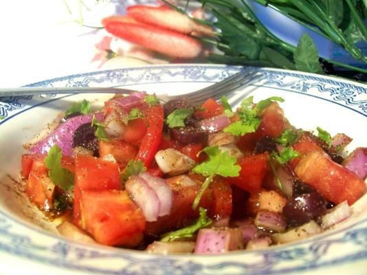 salada de tomate com azeitonas e cebola