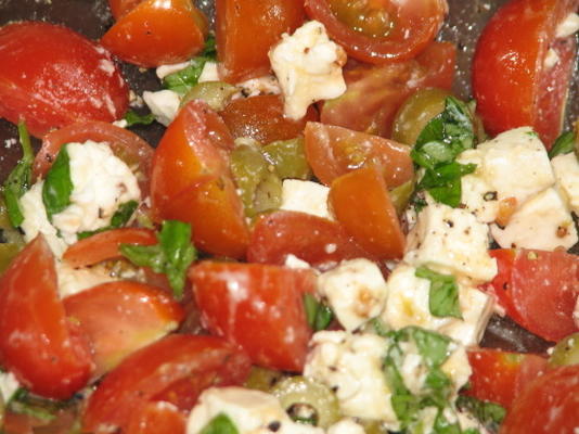 feta, tomate, manjericão e salada de azeitona