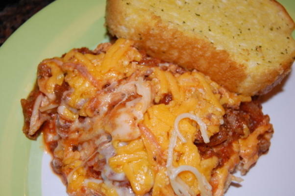 espaguete com molho de carne de tomate cremoso e cobertura de queijo (li