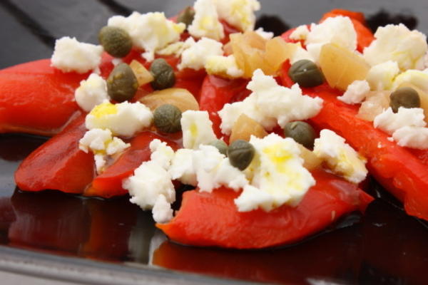 pimentos vermelhos assados ​​com feta, alcaparras e limões em conserva