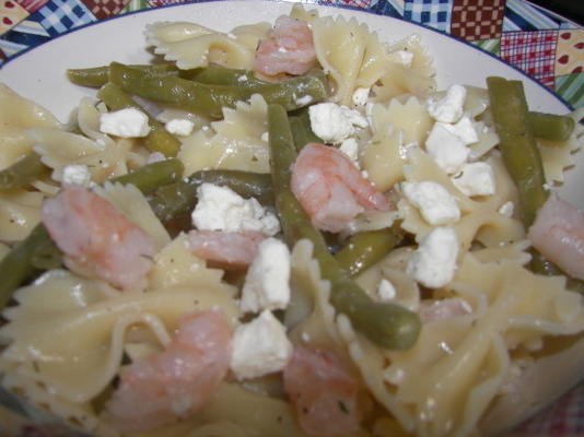 camarão, feijão verde e salada de macarrão feta