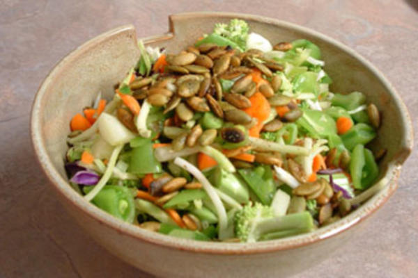 salada de vegetais crus petisco com sementes torradas
