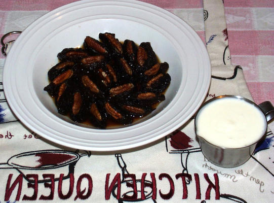 aracia mahshia-bil-goz (ameixas secas de noz)