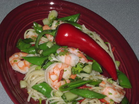 Salada de macarrão tailandês com camarão