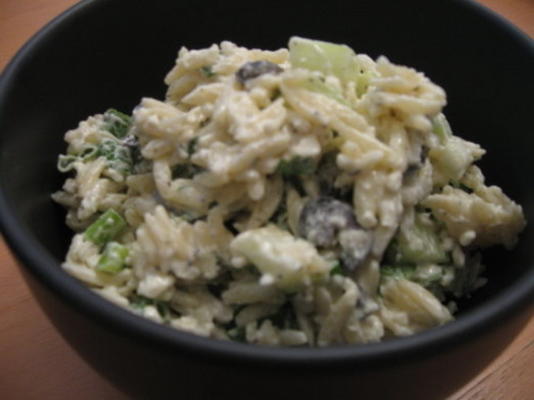salada de macarrão de orzo feta de verão