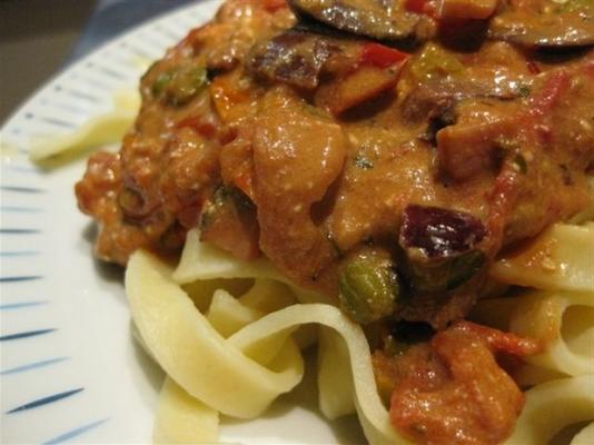 macarrão com azeitonas kalamata e molho de tomate assado