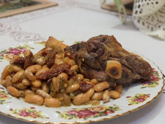 pernil de cordeiro com feijão branco e tomate seco