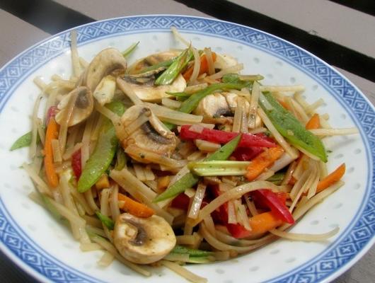 macarrão tailandês e salada de legumes