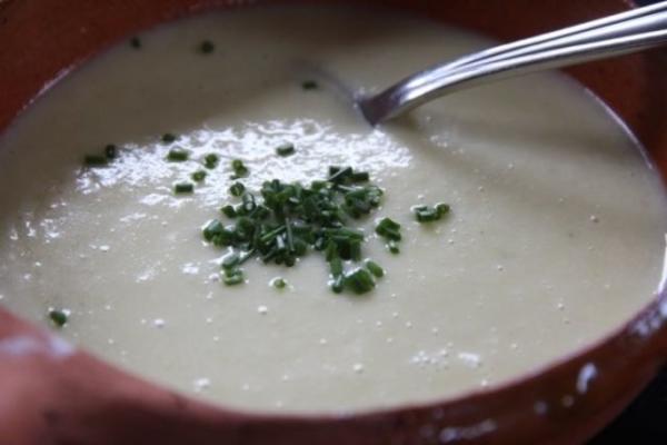 vichyssoise (sopa de batata e alho-poró)
