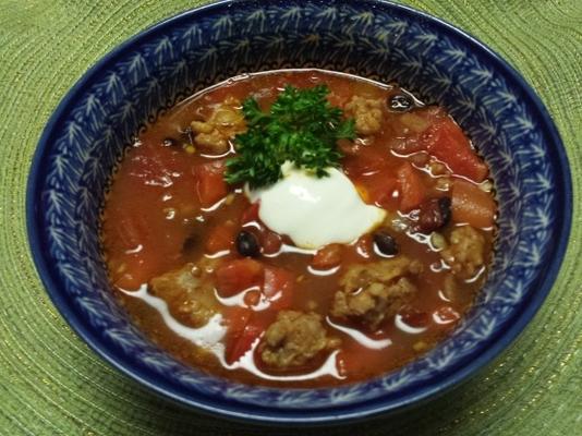 sopa de feijão preto saudável com salsicha de peru