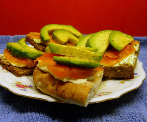 Queijo de cabra, abacate e sanduíches de salmão defumado