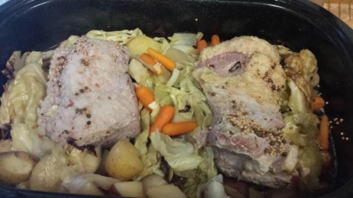 carne enlatada e repolho para uma multidão