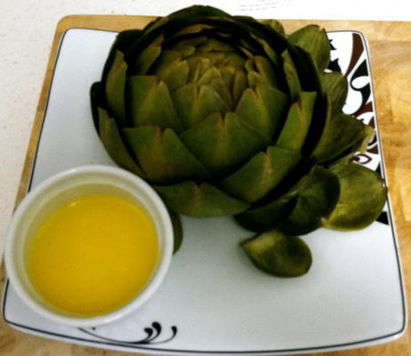 alcachofra cozida com um molho de manteiga de alho