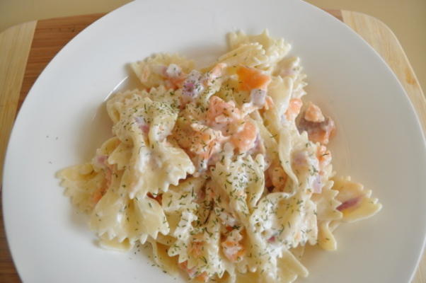 macarrão gravata com salmão defumado e cream cheese