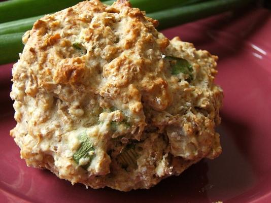 Bolinhos de queijo de cabra e cebola verde