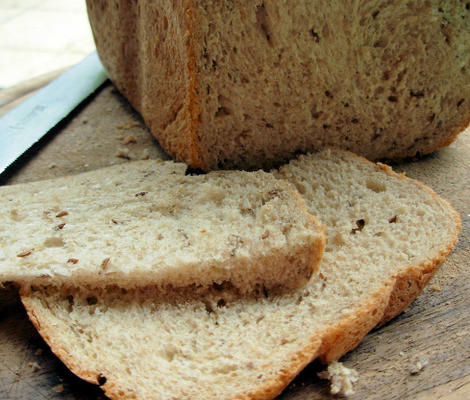 pão de centeio sourdough de estilo de país alemão com sementes de alcaravia