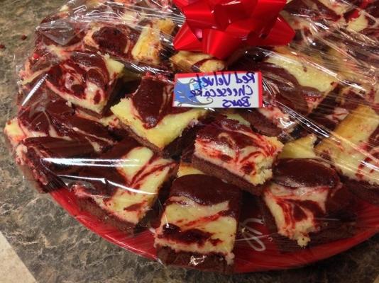 quadrados de cheesecake de veludo vermelho