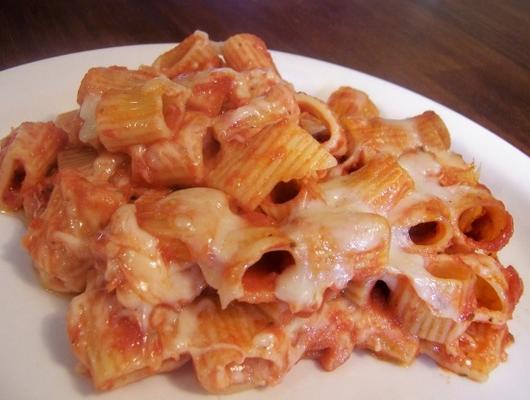 Caçarola italiana (rigatoni e queijo com molho de tomate)