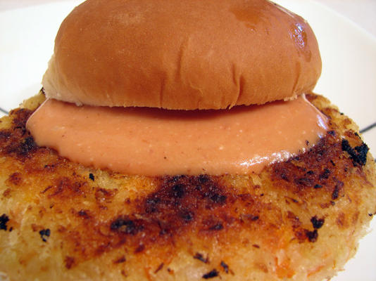 Hambúrguer de cenoura batata com maionese picante