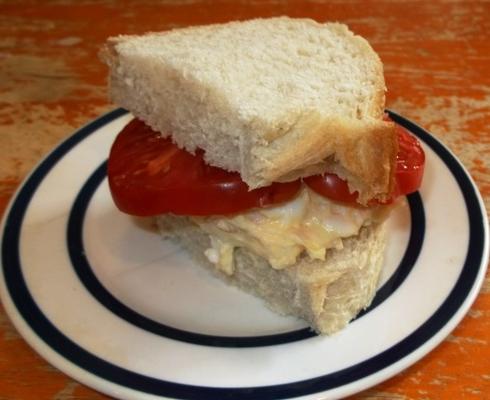 brauoterta andndash; sanduíche de estilo islandês: atum e ovo