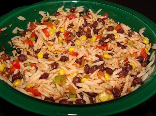 salada de salsa orzo e feijão preto