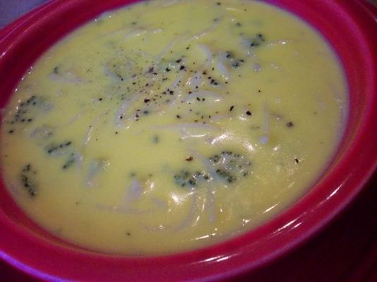 sopa de macarrão com queijo de brócolis