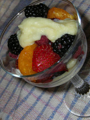 frutas frescas com molho de creme de baunilha
